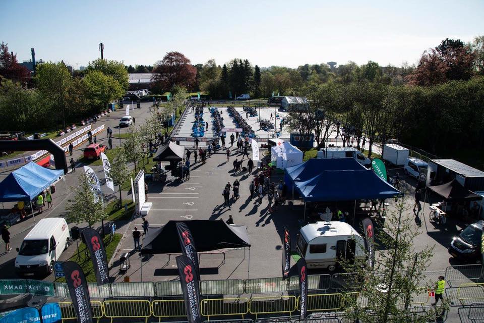 Her løbers der koncentreret ud af skiftezonen (Foto: Fotografen)