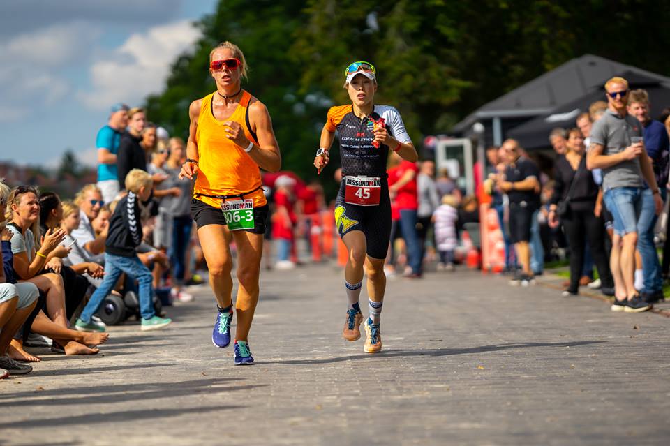 Her løbers der koncentreret ud af skiftezonen (Foto: Fotografen)