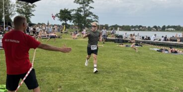 Billede fra Jels Triatlon 2024 af en deltager og official