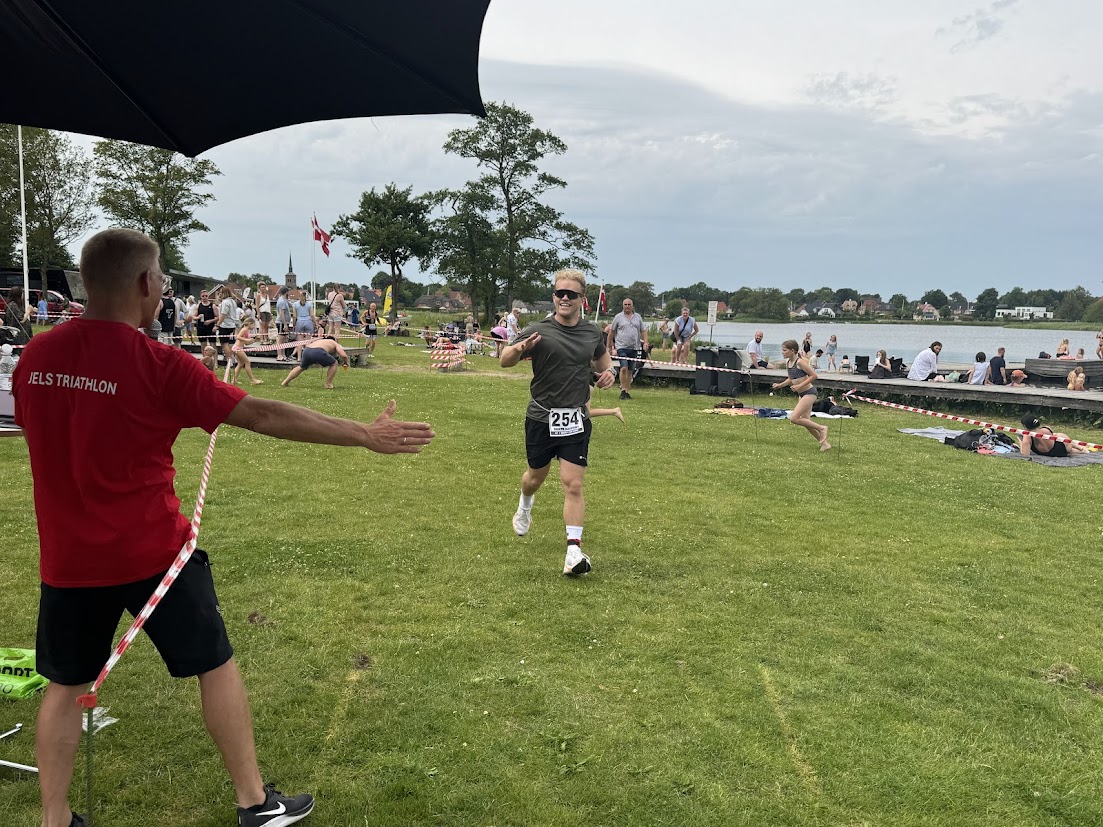 Billede fra Jels Triatlon 2024 af en deltager og official